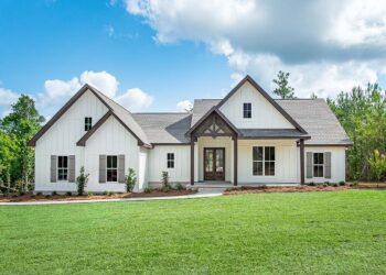 Discover the Perfect Single-Story Traditional Home: 4 Bedrooms, 2 Full Baths, and Spacious Living